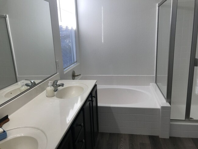 Building Photo - 3 bed/3 bath with Loft  2-story home 89115
