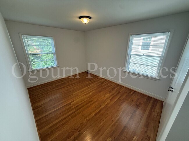 Building Photo - 2403 Lyndhurst Ave