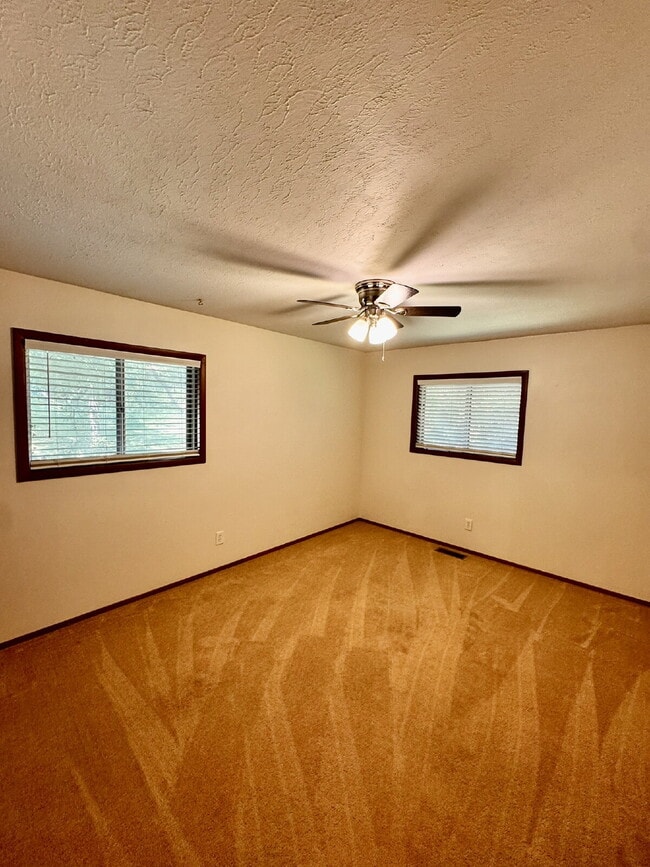 Building Photo - 9108 Bluff Dr
