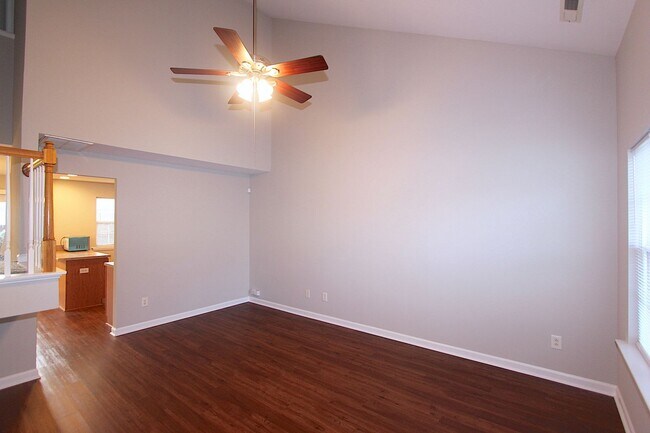 Building Photo - Great End Unit Townhome - FIRST MONTH'S RE...