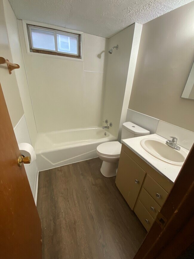 Building Photo - 615 E 5th St