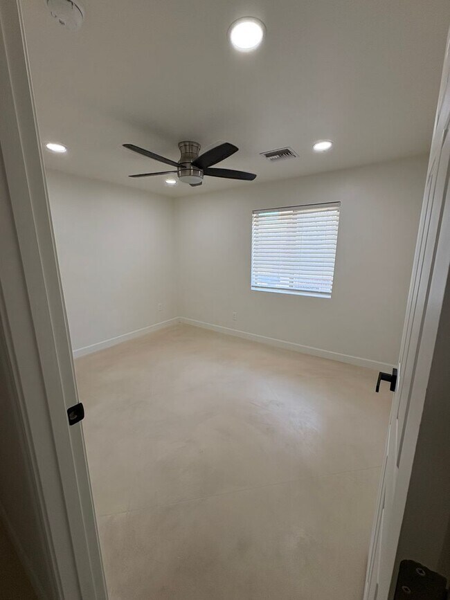 Building Photo - 3 Bedroom 2 Bath by Reid Park !