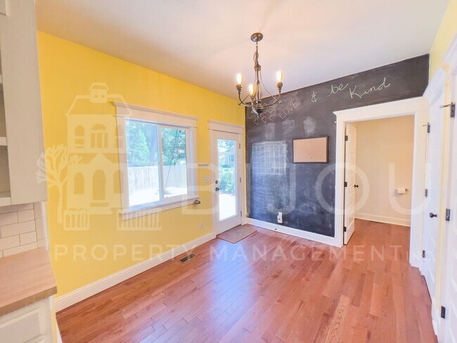 Building Photo - Patty Jewett Bungalow