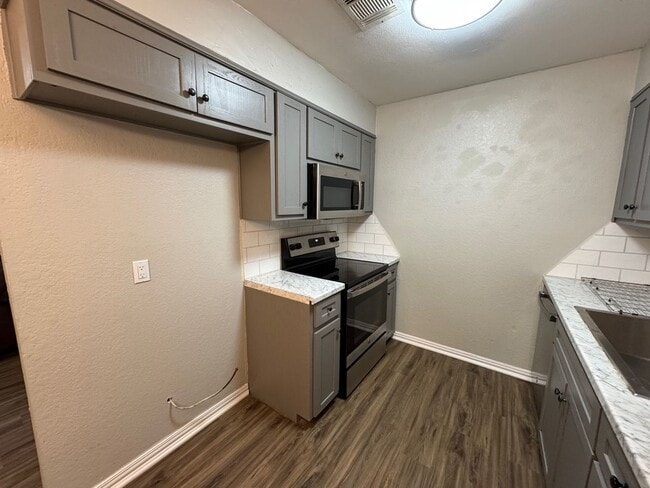 Building Photo - 257 Brettwood Dr