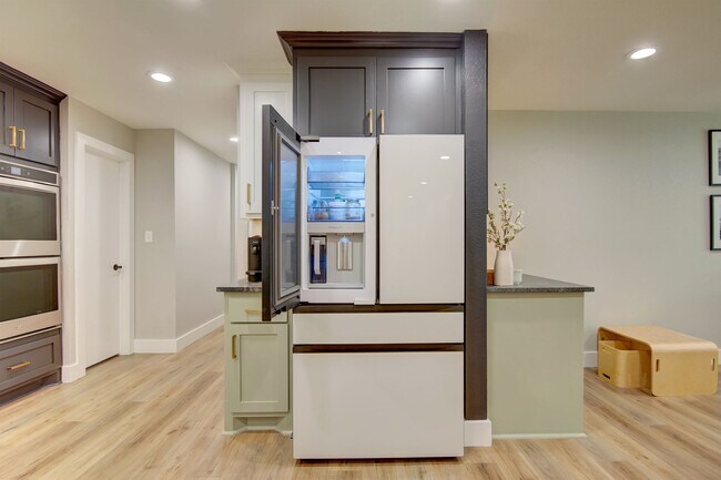 Building Photo - Gorgeous, updated home, turn-key and ready...