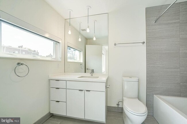 Building Photo - 446 Ridge St NW