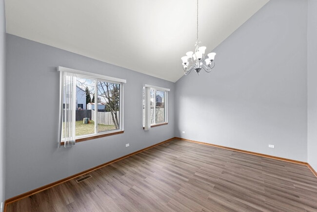 Building Photo - 905 Thorn Creek Dr