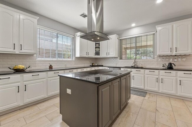 Building Photo - 2147 Hilton Head Dr