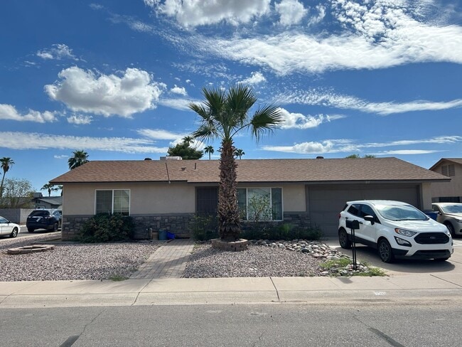 Building Photo - 3 Bedroom, 2 Bathroom, 2 Car Garage