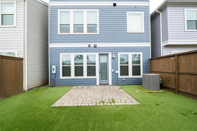 Building Photo - 10922 Brambling Wood Dr
