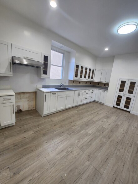 Building Photo - 9-08 150th St