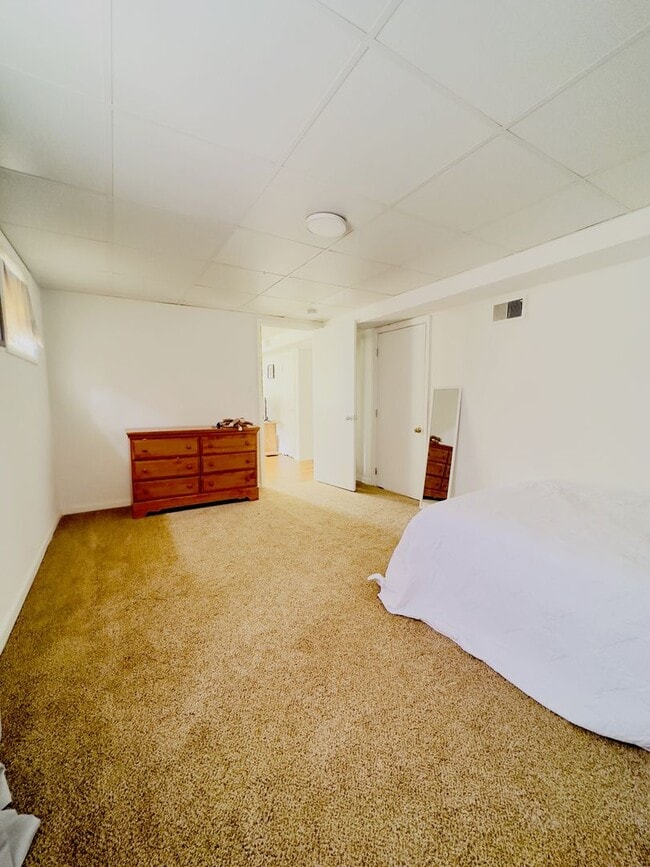 Building Photo - 104 Stratford Ct