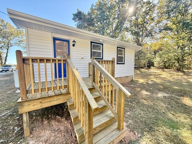 Building Photo - Updated 2-bedroom home close to Farmville