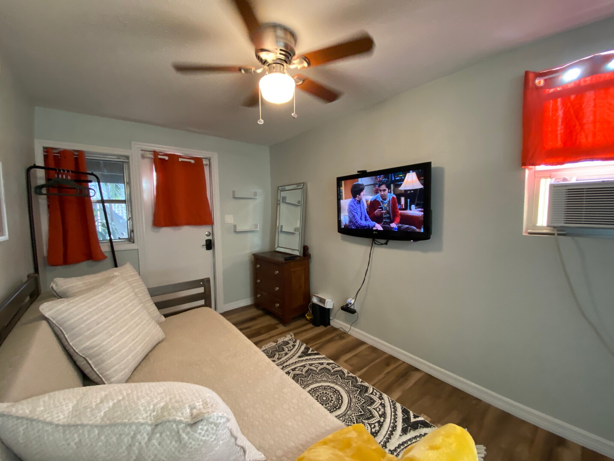 Building Photo - 236 6th Ave N