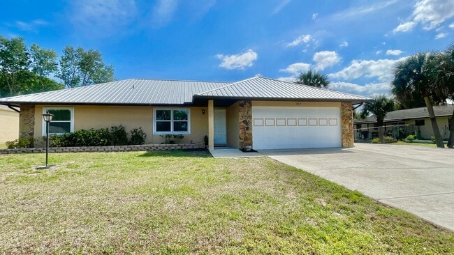 Building Photo - Available JUNE 2025 in heart of Sebastian