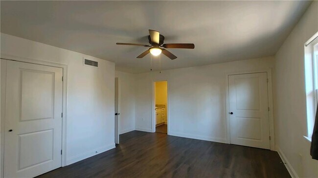 Building Photo - 425 Depre St