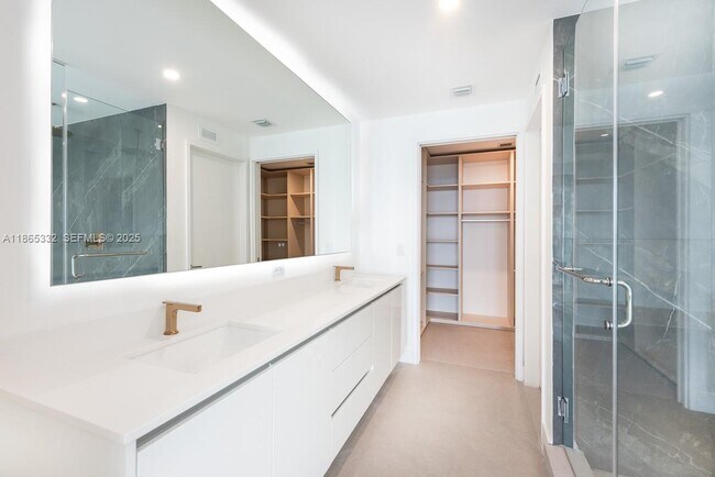 Building Photo - 700 NE 24th St