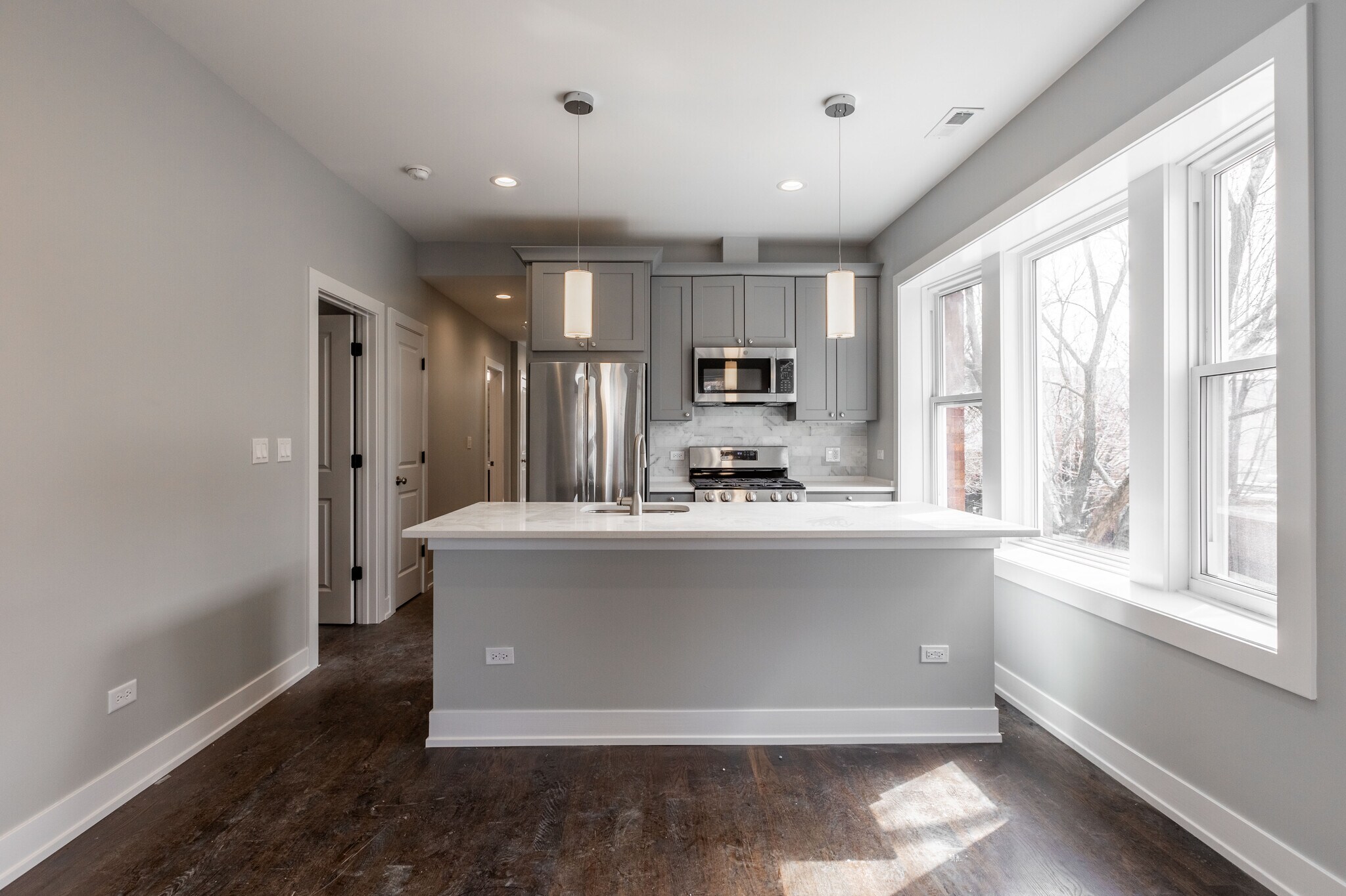 Building Photo - 3136 N Oakley Ave