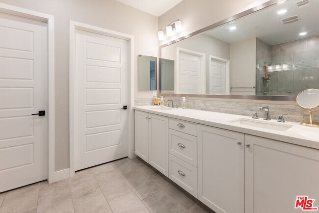 Building Photo - 5053 Echo St