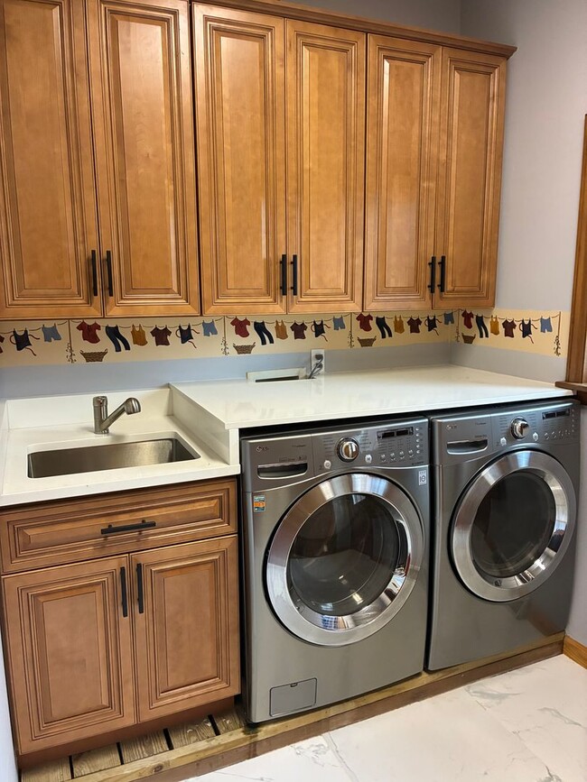 Building Photo - Magnificent 5-Bedroom Private Estate in Bu...