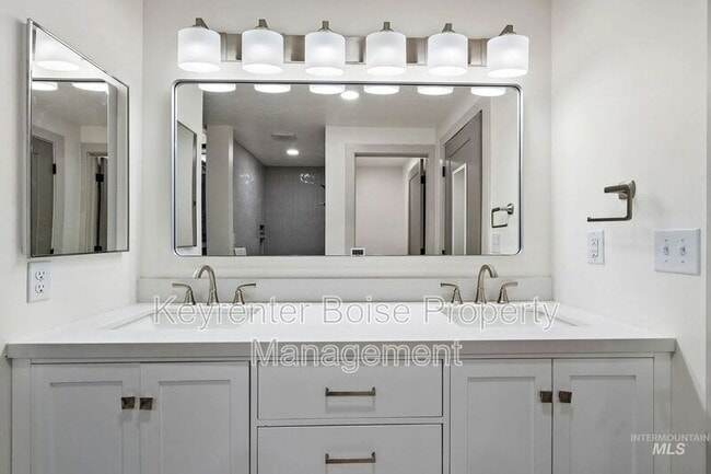 Building Photo - 4115 E Meadow Wood Dr