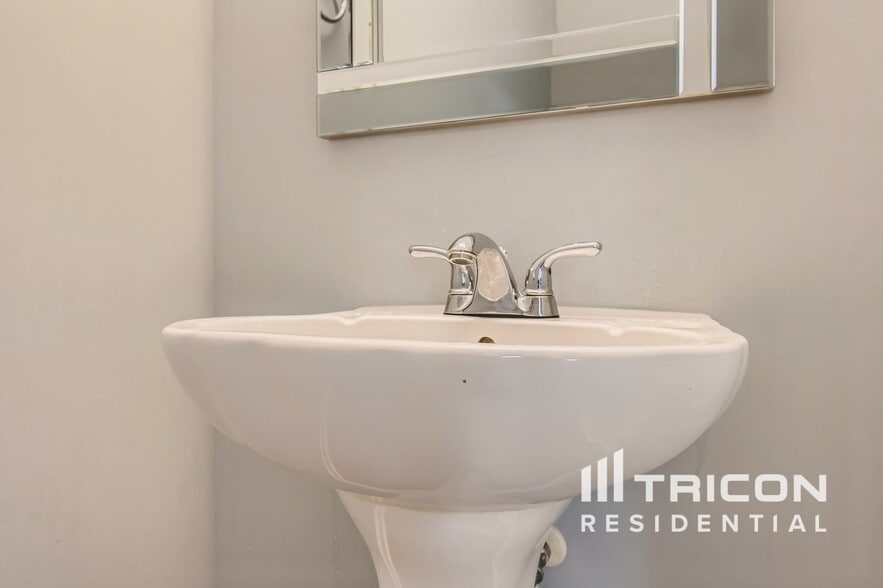 Building Photo - 1740 Formosa Ln