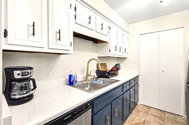 Building Photo - 253 White Oak Rd