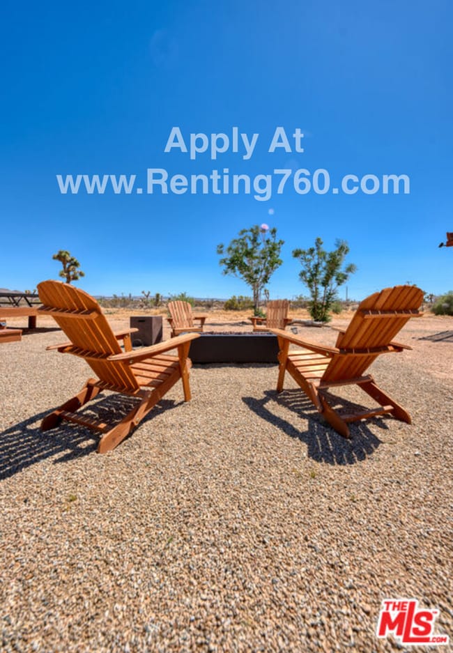 Building Photo - Updated 3 Bed 2 Bath Home on 2.5 Fenced In Acres with paid SOLAR PANELS!!