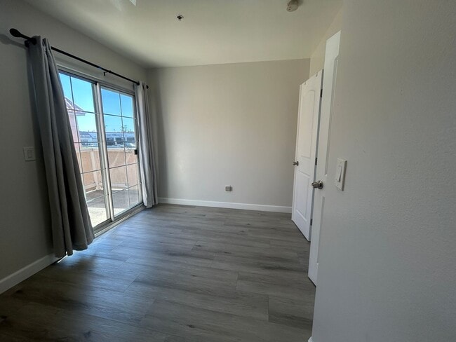 Building Photo - Newly Renovated 3 Bed / 2.5 Bath Apartment...