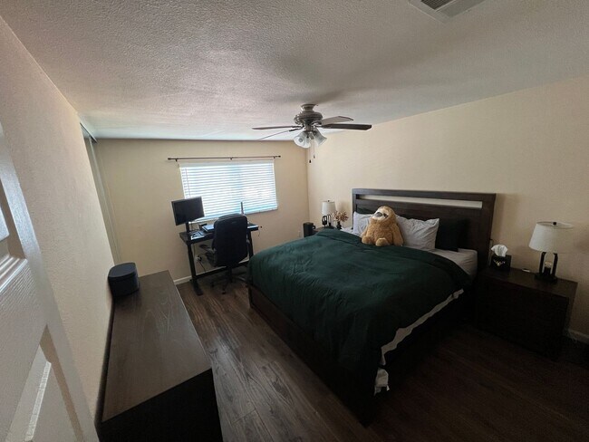 Building Photo - Stunning Pleasanton Vintage Terrace Townhouse! 2 bedrooms and 1.5 bathrooms! Sharp upgrades throu...
