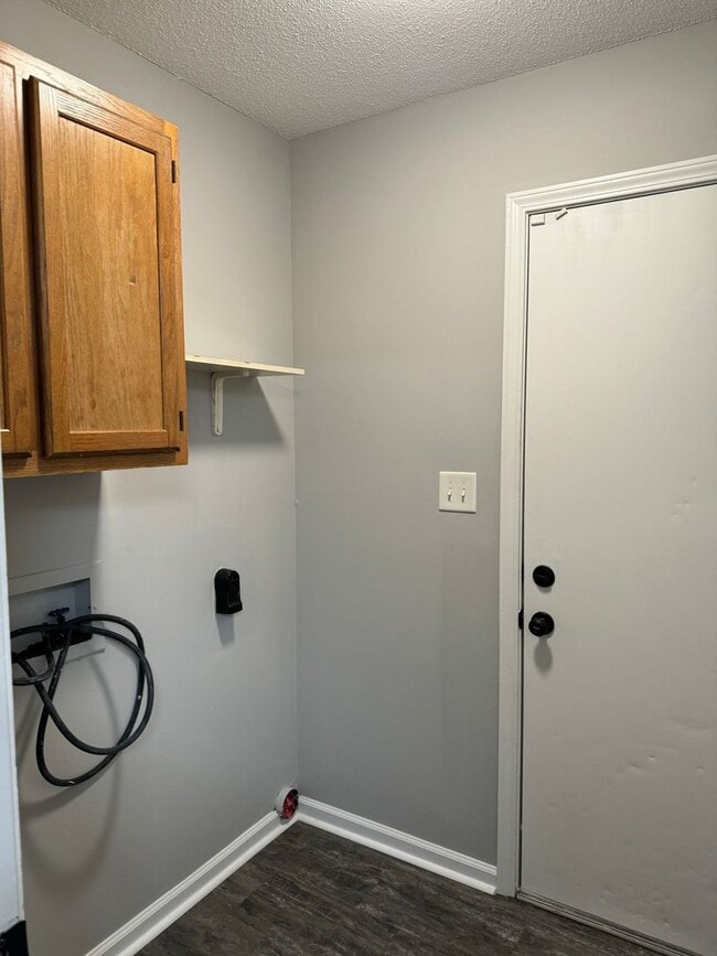 Building Photo - Minutes from Post, shopping, and local parks. 3 bed/2 bth, 1200 sq.ft, fenced backyard!