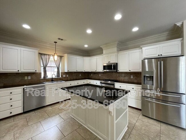 Building Photo - 10950 Hillpark Ave