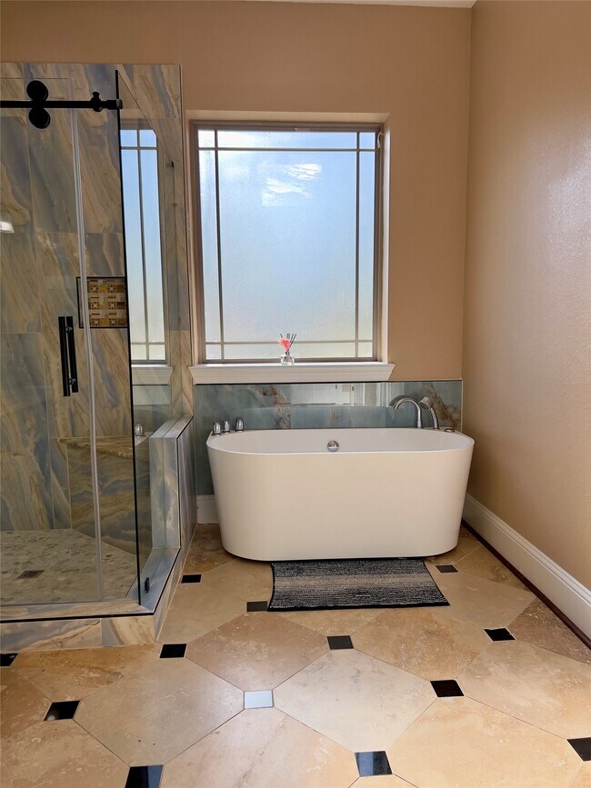 Building Photo - 2011 Crescent Dr