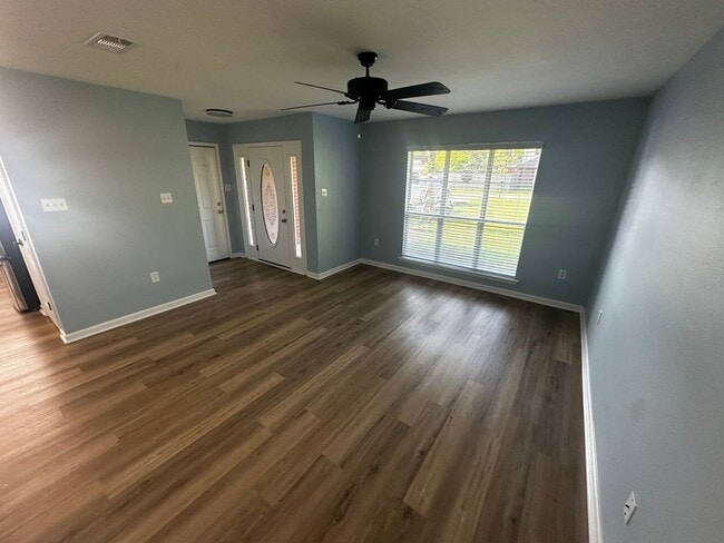 Building Photo - Quiet Neighborhood Living