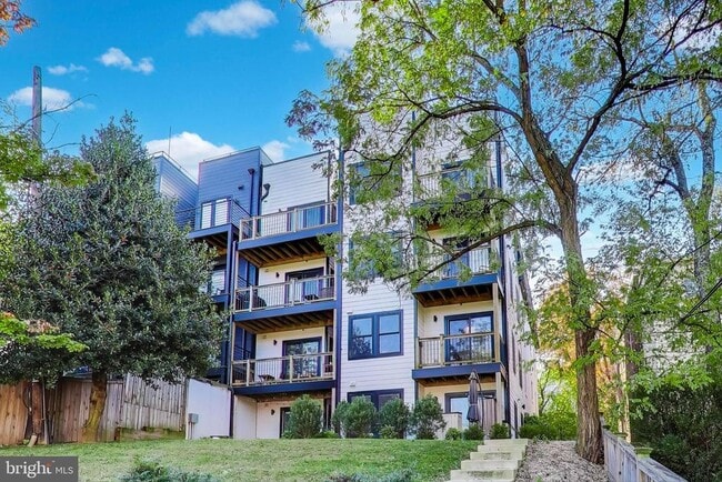 Building Photo - 4017 Davis Pl NW