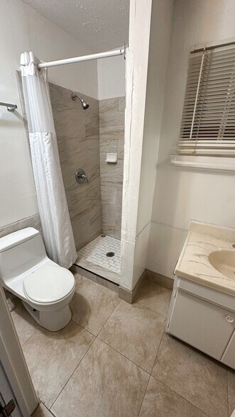 Building Photo - 4640 Clairemont Dr