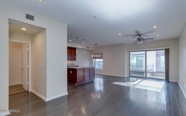 Building Photo - 525 W Lakeside Dr