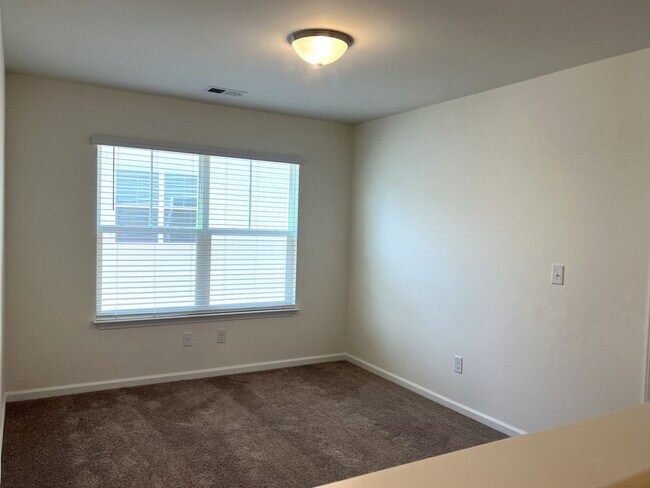 Building Photo - $1,000 Off First Full Month Rent