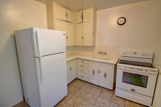 Building Photo - Albuquerque Country Club Townhome !!!!!