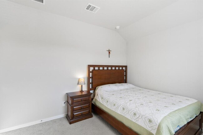 Building Photo - 515 Round Lake Dr