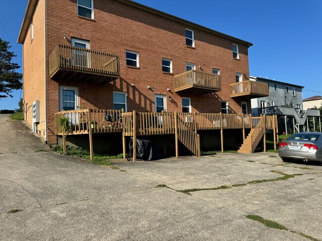 Building Photo - September Rent Free! Modern 3BR Apartment ...