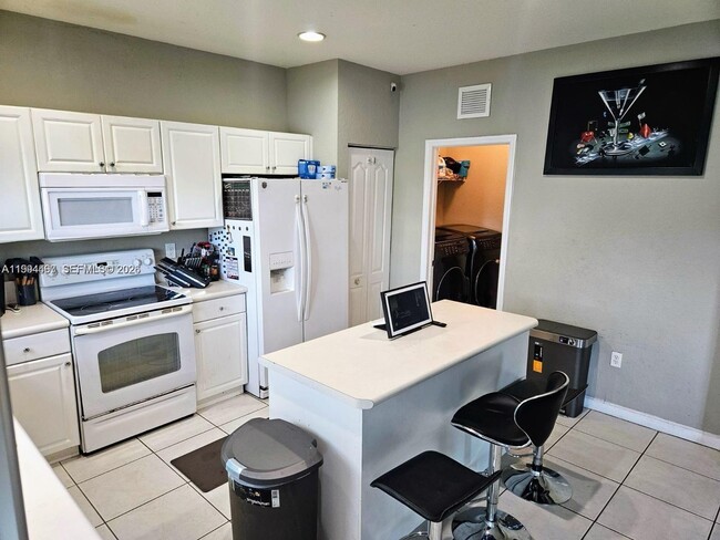 Building Photo - 165 NE 32nd Terrace