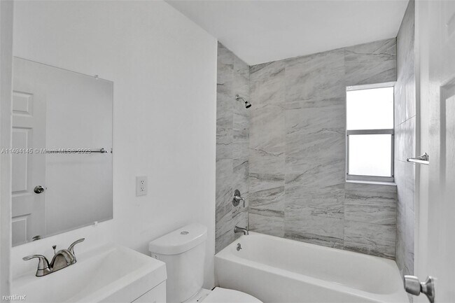 Building Photo - 3 br, 2 bath House - 242 SW 9th St # 1