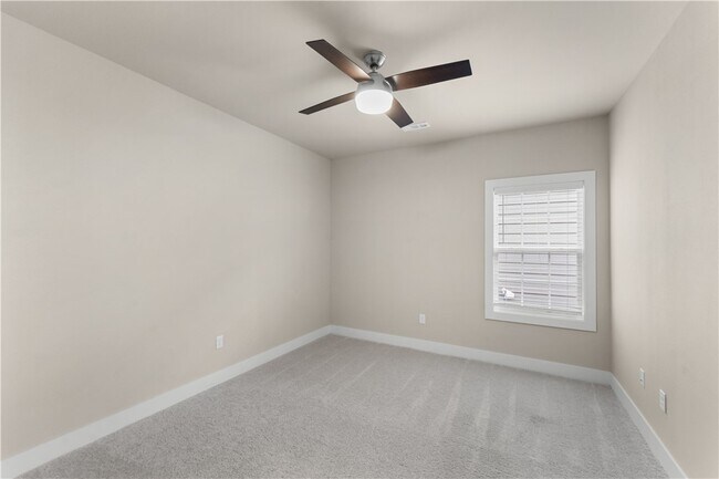 Building Photo - 830 NE Hts Ln