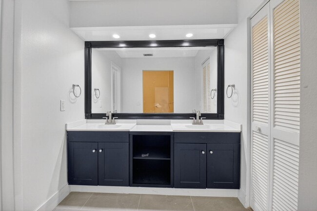 Building Photo - 6130 Aloma Ln