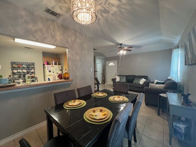 Building Photo - Villas de Cantera