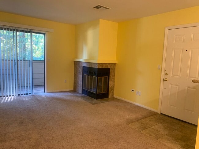 Building Photo - Beautiful upstairs condo with Washer and D...