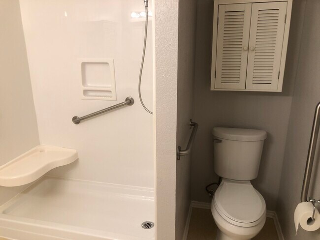 Master Bath and Walk in Shower - 509 Freestone Dr