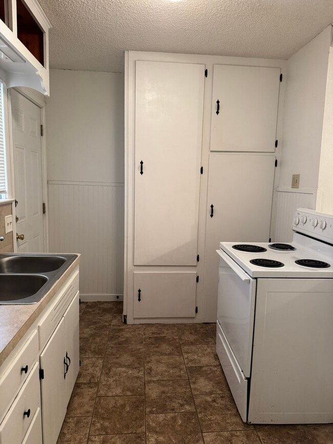 Building Photo - Heart of Lubbock 1/1 Duplex