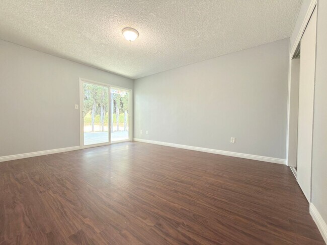 Building Photo - 9845 Hayvenhurst Ave